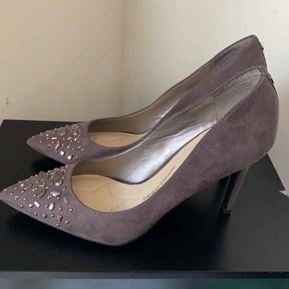 Gray NEVER WORN Heels get u business meeting ready - Picture 3 of 7